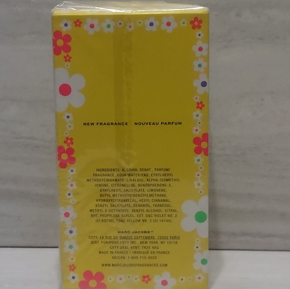 Marc Jacobs Daisy Eau So Fresh Glow - Yellow Floral Packaging - Picture 2 of 4